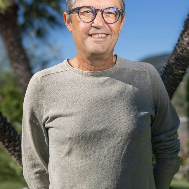 🎙️ Aujourd’hui, découvrez Gilles TACHE, 68 ans.
Ostéopathe à la retraite, il souhaite désormais donner de son temps et mettre son expérience au service des Roquettans.
👉 Dites-nous en commentaire ce que vous pensez de son engagement !
Notre Roquette, Notre Avenir.
La Roquette-sur-Siagne, engagement local, solidarité, ostéopathe retraité, bénévolat, habitants de La Roquette, implication citoyenne, dynamique locale.